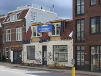907966 Gezicht op de verbouwing van de voormalige werkplaats van Huijsen Tweewielers (Draaiweg 7) te Utrecht tot twee ...